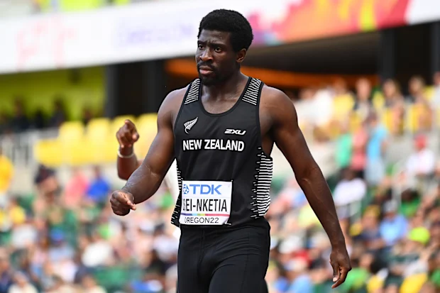 EUGENE, OREGON - 16 DE JULHO: Edward Osei-Nketia da equipe da Nova Zelândia observa depois de competir na semifinal dos 100m masculinos no segundo dia do Campeonato Mundial de Atletismo Oregon22 em Hayward Field em 16 de julho de 2022 em Eugene, Oregon. (Foto de Hannah Peters/Getty Images para World Athletics)