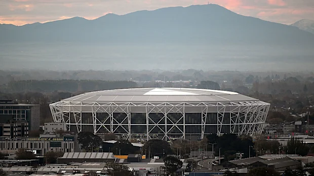 Uma visão geral do estádio One NZ é vista enquanto o sol se põe em Christchurch.
