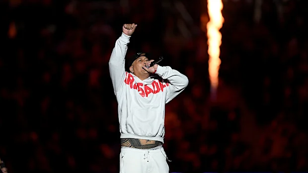 Scribe se apresenta durante a partida da 11ª rodada do Super Rugby.