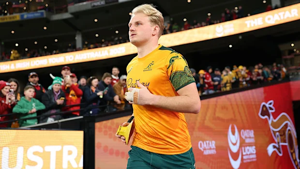 Tom Lynagh, dos Wallabies, corre para o campo para se aquecer.