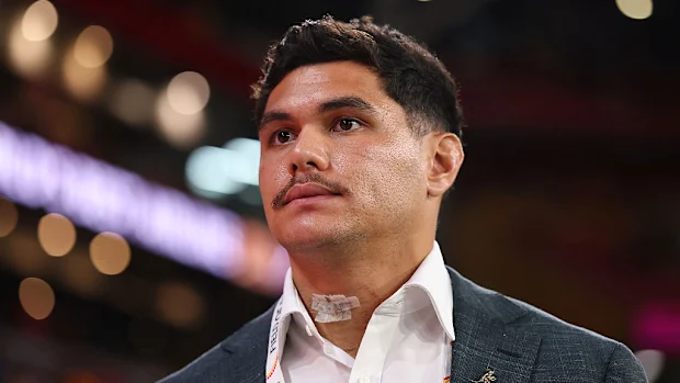 Noah Lolesio dos Wallabies observa antes do primeiro jogo.