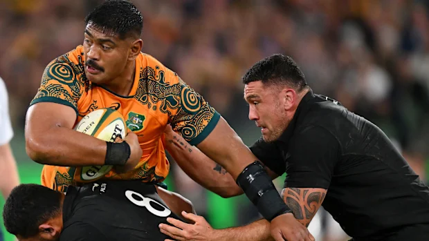 Will Skelton dos Wallabies corre com a bola.