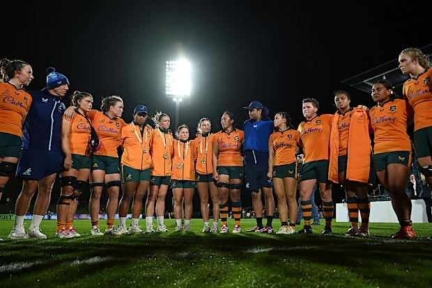 Os Wallaroos se reúnem após a derrota.