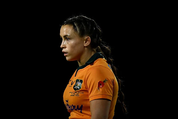 Desiree Miller, dos Wallaroos, observa.