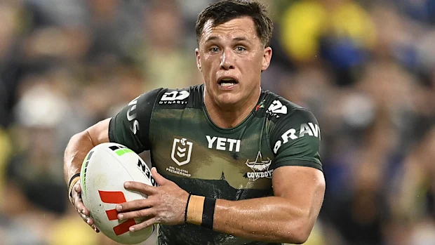 Scott Drinkwater dos Cowboys corre a bola durante a partida da oitava rodada da NRL entre North Queensland Cowboys e Cronulla Sharks no Qld Country Bank Stadium, em 24 de abril de 2026, em Townsville, Austrália. (Foto de Ian Hitchcock/Getty Images)
