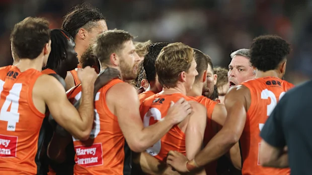 O técnico sênior Adam Kingsley fala com os jogadores durante a partida da sétima rodada da AFL.