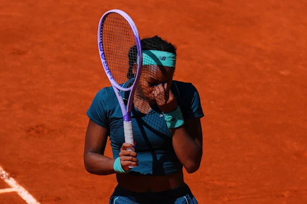 Coco Gauff, dos EUA, reage contra Sorana Cirstea durante o Aberto de Madrid.