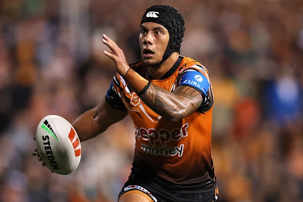 SYDNEY, AUSTRÁLIA - 23 DE ABRIL: Jarome Luai do Wests Tigers corre a bola durante a partida da oitava rodada da NRL entre os Wests Tigers e Canberra Raiders no Leichhardt Oval em 23 de abril de 2026 em Sydney, Austrália. (Foto de Cameron Spencer/Getty Images)
