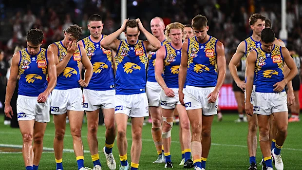 Os Eagles deixam o campo após uma derrota de 100 pontos.