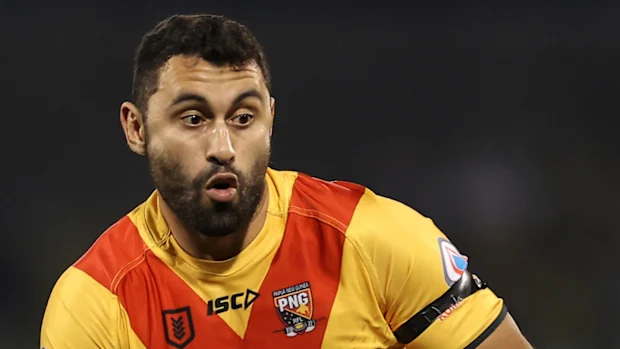 SYDNEY, AUSTRÁLIA - 25 DE JUNHO: Alex Johnston de Papua Nova Guiné corre a bola durante a partida-teste internacional masculina entre Papua Nova Guiné e Fiji no Campbelltown Sports Stadium em 25 de junho de 2022 em Sydney, Austrália. (Foto de Mark Kolbe/Getty Images)