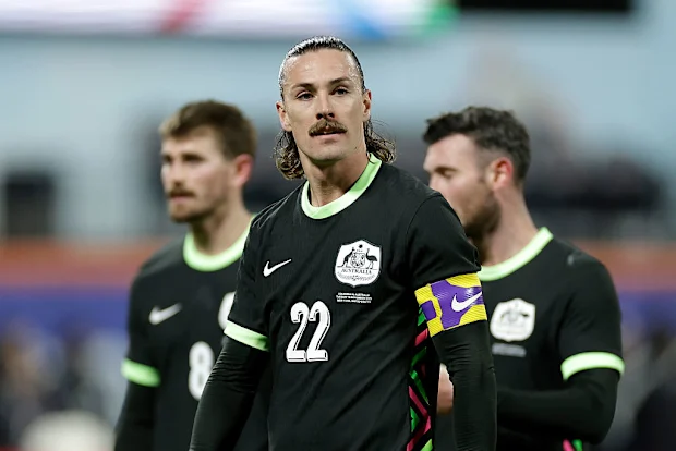 Jackson Irvine, da Austrália, observa.