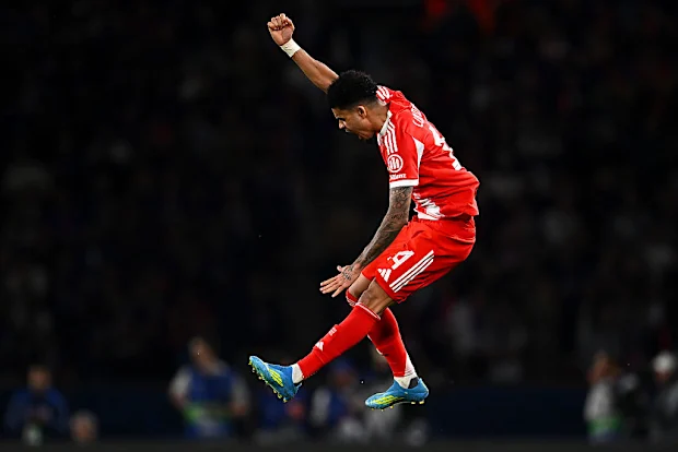 Luis Diaz, do Bayern de Munique, comemora o quarto gol de seu time.