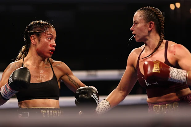 MELBOURNE, AUSTRÁLIA - 29 DE ABRIL: Skye Nicolson e Mariah Turner trocam socos durante o WBC Interim World Super Bantamweight Title no Melbourne Pavilion em 29 de abril de 2026 em Melbourne, Austrália. (Foto de Morgan Hancock/Getty Images)