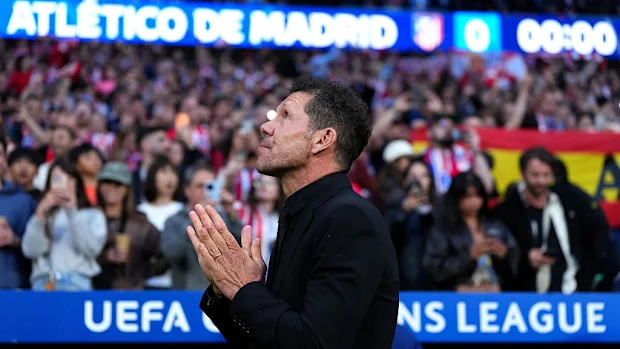 Diego Simeone aplaude a torcida.