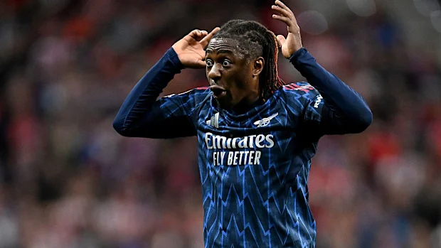 Eberechi Eze do Arsenal reage.