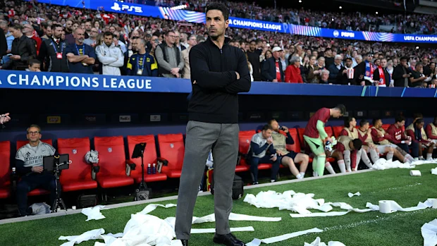 Mikel Arteta observa cercado por papel higiênico.