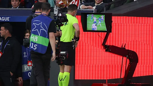 O árbitro Danny Makkelie olha para o VAR.