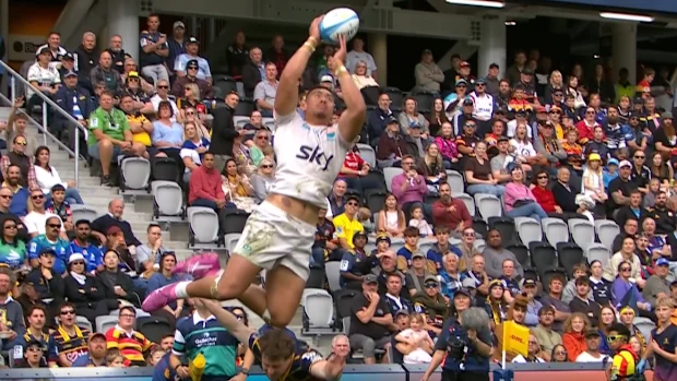 Israel Leota voa alto.