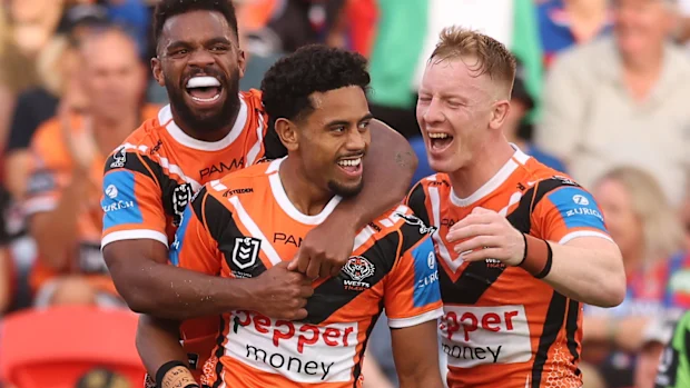 Jahream Bula dos Tigres comemora uma tentativa.