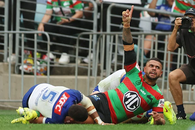 Latrell Mitchell comemora marcar um try.