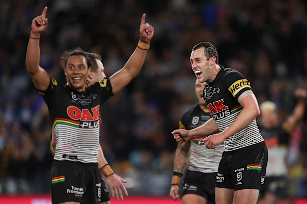 Isaah Yeo e Jarome Luai dos Panteras comemoram a vitória durante a partida da Grande Final da NRL de 2022 entre os Penrith Panthers e os Parramatta Eels no Accor Stadium em 02 de outubro de 2022, em Sydney, Austrália. (Foto de Mark Kolbe/Getty Images)