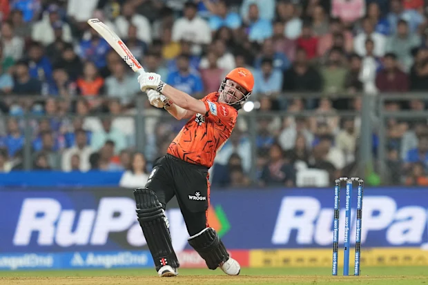 Travis Head, do Sunrisers Hyderabad, dá um chute.