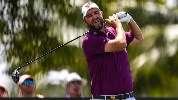 Marc Leishman, do Ripper GC, acerta sua tacada do segundo tee durante o terceiro dia do LIV Golf Miami no Trump National Doral Miami em 6 de abril de 2025 em Doral, Flórida. (Foto de Lauren Sopourn/Getty Images)