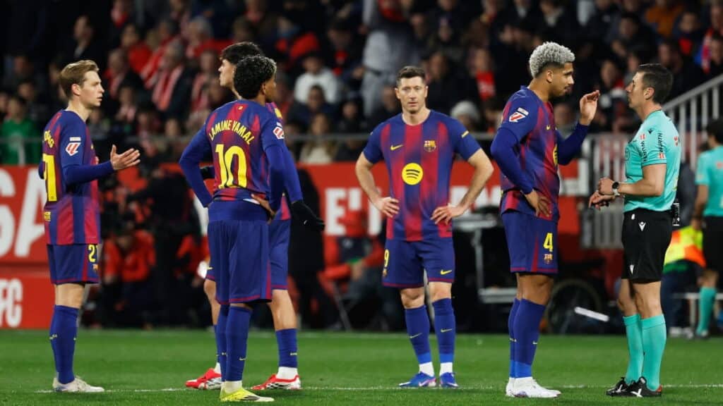 Jogadores do Barcelona discutem com árbitro após sofrerem gol no final