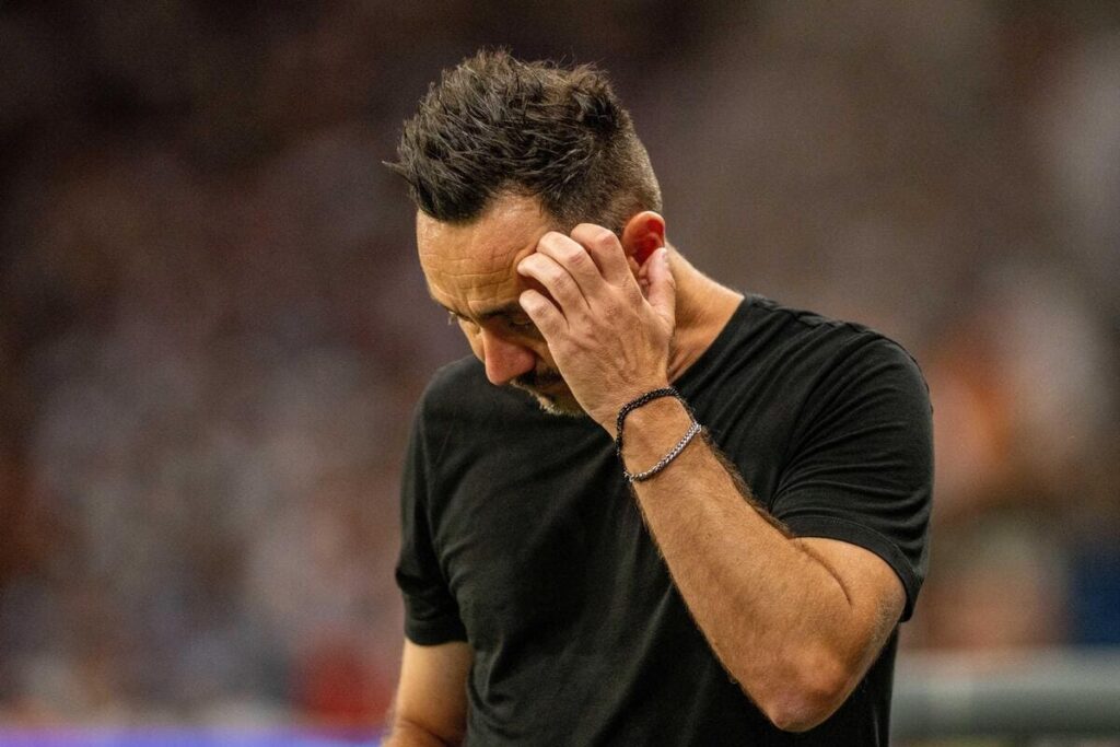 Roberto De Zerbi terá a tarefa de salvar o Tottenham do rebaixamento