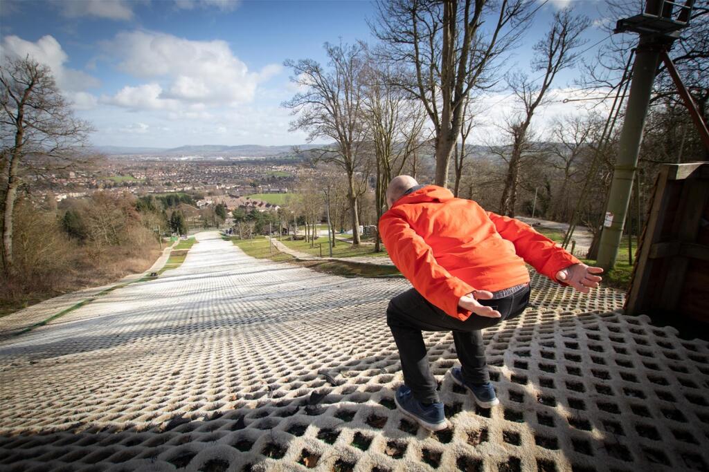 Encosta seca onde Eddie, a águia, esquiou nos primeiros anos à venda