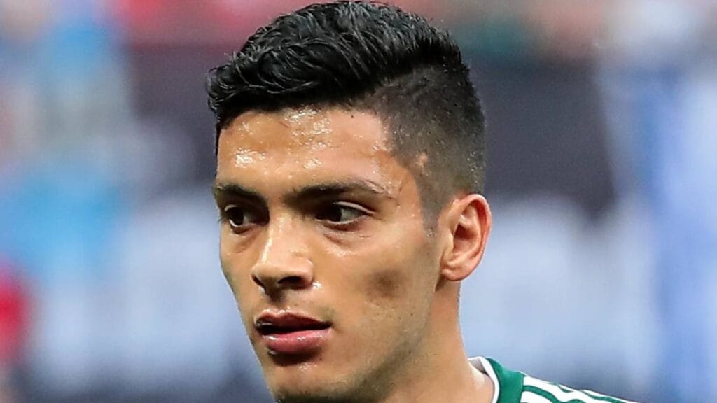 Raul Jiménez jogando futebol