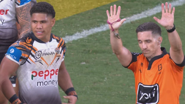 Luke Laulilii é enviado para a lixeira.