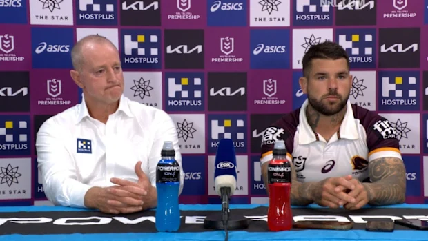 Michael Maguire e Adam Reynolds discursam à mídia em Canberra.