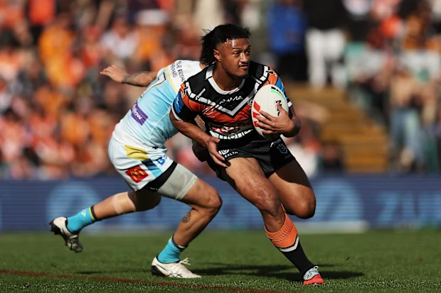 SYDNEY, AUSTRÁLIA - 20 DE JULHO: Latu Fainu dos Tigers corre com a bola durante a partida da 20ª rodada da NRL entre Wests Tigers e Gold Coast Titans no Leichhardt Oval, em 20 de julho de 2025, em Sydney, Austrália. (Foto de Matt King/Getty Images)