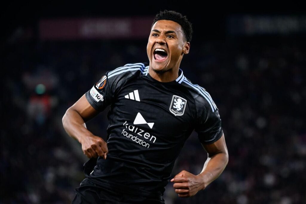 Ollie Watkins comemora gol pelo Aston Villa