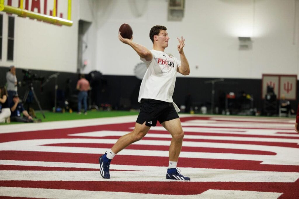 Fernando Mendoza participa de seu pro day em Indiana. Ele está definido para ser selecionado pelos Raiders.