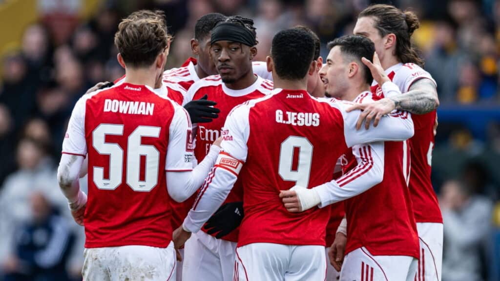 Jogadores do Arsenal comemoram gol contra o Mansfield