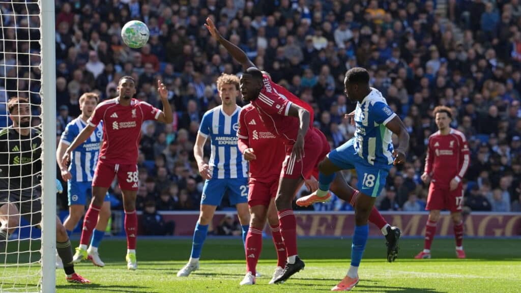 Danny Welbeck marca pelo Brighton contra o Liverpool