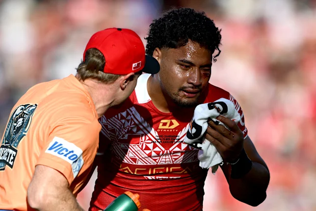 AUCKLAND, NOVA ZELÂNDIA - 02 DE NOVEMBRO: Eliesa Katoa de Tonga é atendida por um treinador durante a partida do Campeonato Masculino do Pacífico entre os Kiwis da Nova Zelândia e Tonga no Eden Park em 02 de novembro de 2025 em Auckland, Nova Zelândia. (Foto de Hannah Peters/Getty Images)