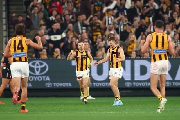 MELBOURNE, AUSTRÁLIA - 30 DE ABRIL: Dylan Moore do Hawks comemora com seus companheiros de equipe depois de chutar um gol na sirene para que a partida terminasse empatada durante a oitava rodada da partida da AFL entre Collingwood Magpies e Hawthorn Hawks no Melbourne Cricket Ground, em 30 de abril de 2026, em Melbourne, Austrália. (Foto de Robert Cianflone/Getty Images)