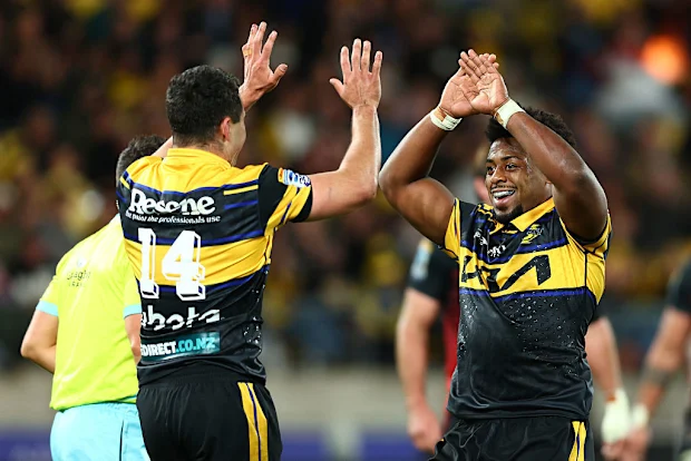 Josh Moorby, do Hurricanes, comemora após marcar um try com Peter Lakai.