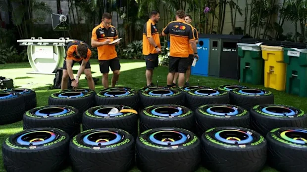 McLaren preparando pneus intermediários para uso. 
