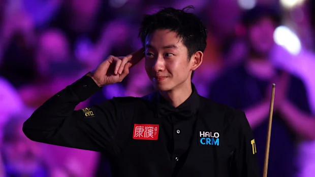 Wu Yize, da China, sai para jogar contra Mark Allen, da Irlanda do Norte, durante a semifinal do décimo quarto dia do Halo World Snooker Championship no The Crucible Theatre em 01 de maio de 2026 em Sheffield, Inglaterra. (Foto de George Wood/Getty Images)
