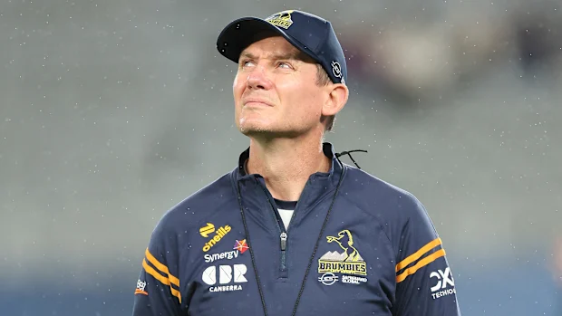 O técnico dos Brumbies, Stephen Larkham, em Eden Park.