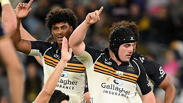 Os jogadores do Brumbies comemoram depois que Luke Reimer marcou um try.