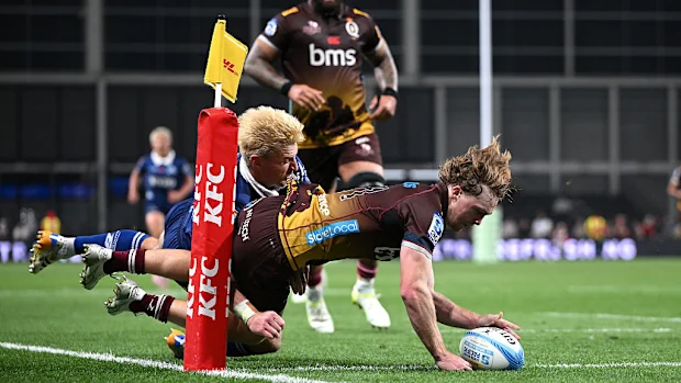 Tim Ryan, dos Reds, marca um try durante a partida da 11ª rodada do Super Rugby.