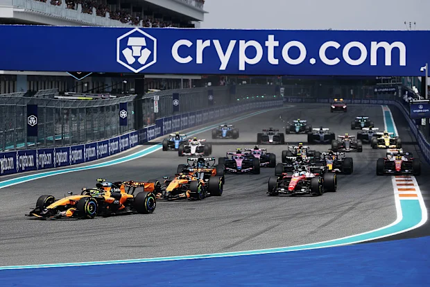 Lando Norris venceu a corrida de velocidade, com o companheiro de equipe Oscar Piastri atrás do segundo. 