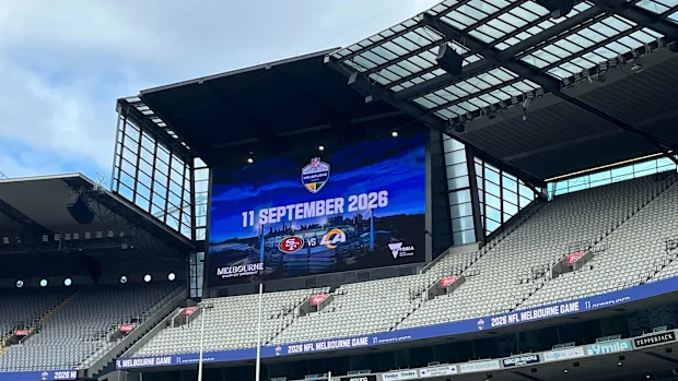 O MCG iluminou-se para o jogo 49ers e Rams.