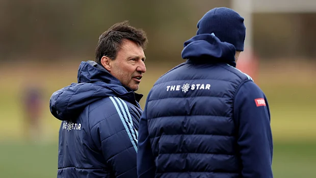 A técnica do Blues, Laurie Daley, observa durante uma sessão de treinamento do NSW Blues.