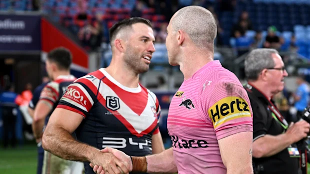 James Tedesco e Dylan Edwards apertam as mãos após uma partida entre Roosters e Panthers.